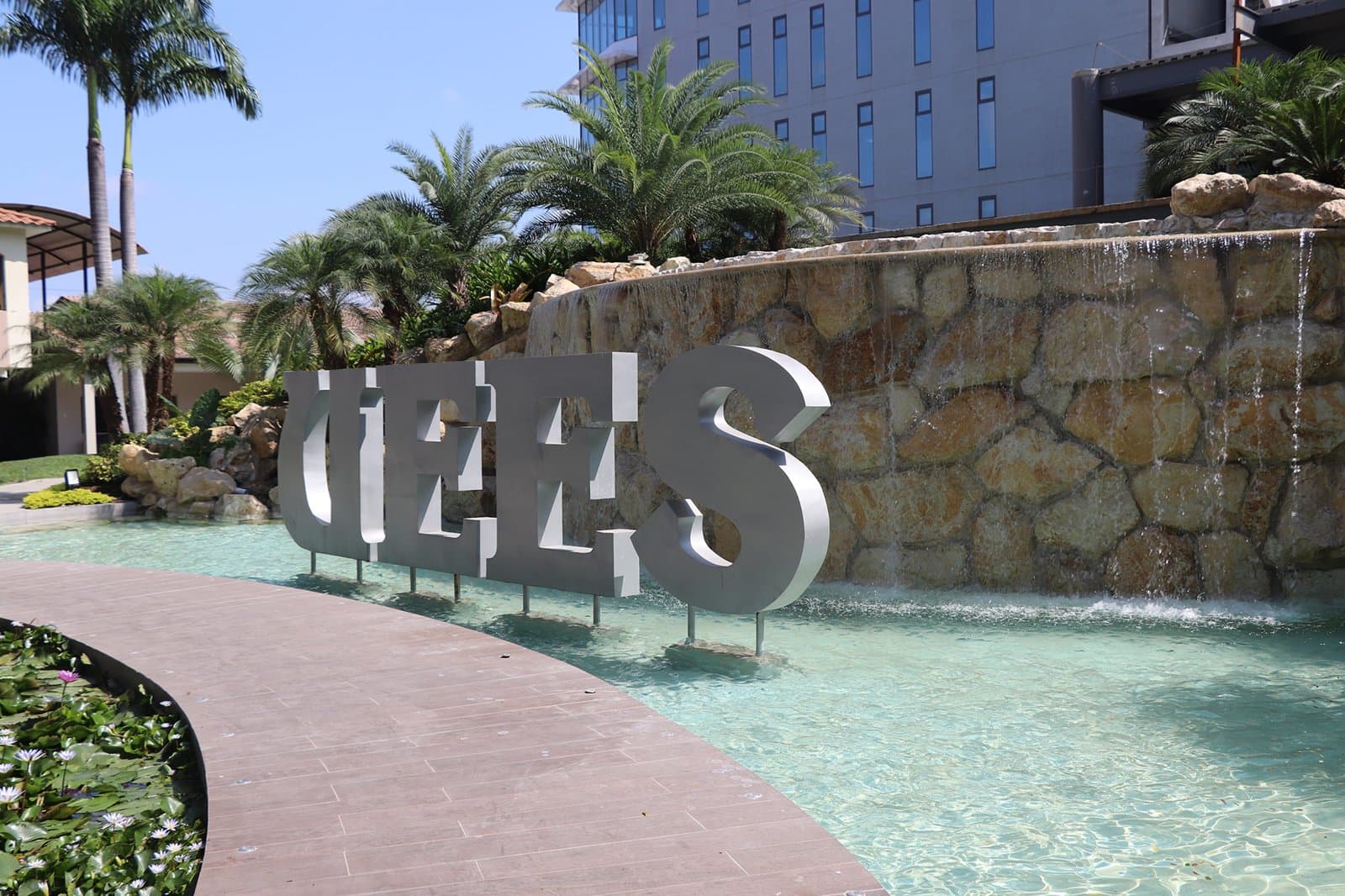 Entrada de la UEES